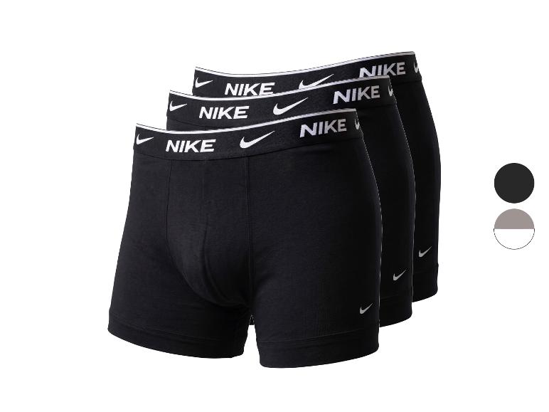 Drie zwarte herenboxershorts met witte tailleband en logo.