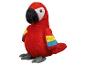 Een pluche rode papegaai met gele en blauwe vleugels.