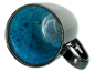 Zwarte mok met donkerblauwe binnenkant.