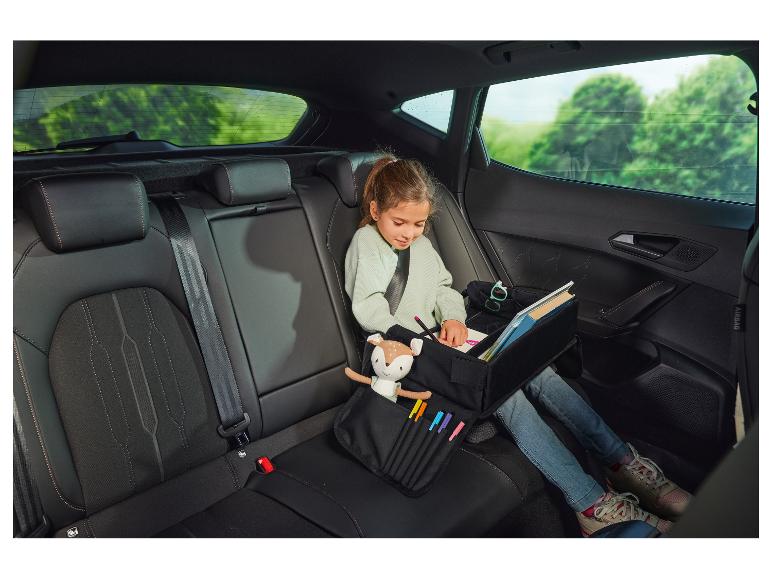 Kind gebruikt een autobakje voor activiteiten tijdens een rit.