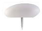 Witte ovale tuinlamp met grondpin, 40 cm breed en 16 cm hoog.