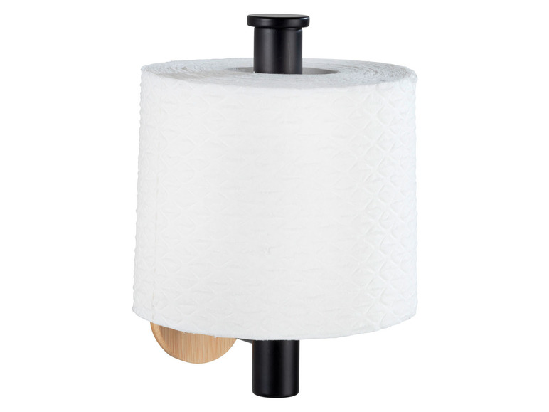 Een rol toiletpapier op een zwarte houder met een houten accent.