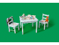 Kindertafel en stoelen met bosthema, rugzak en knuffel.