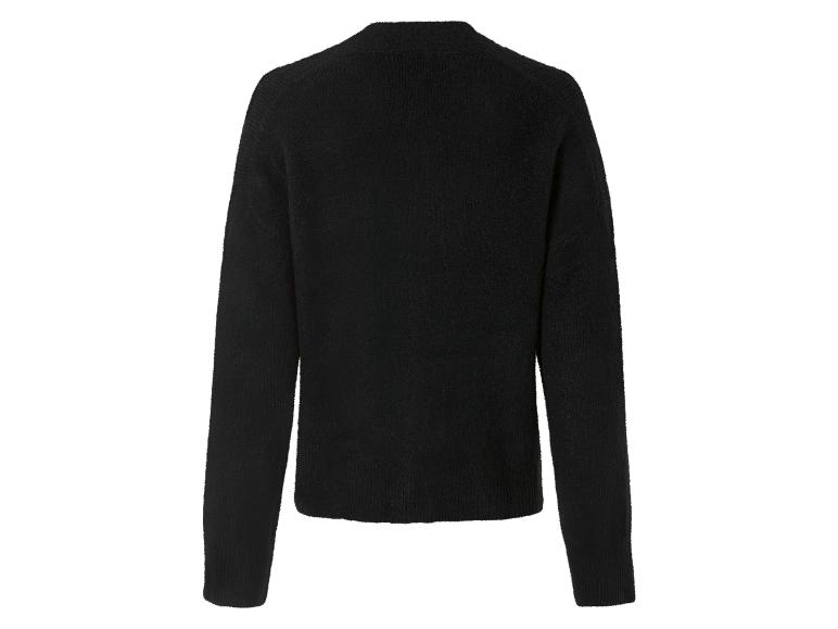 Zwarte trui met lange mouwen.