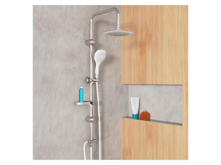 Douchekop met verschillende sproeiers, shampoo en een douchegel op een plank