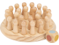 Houten spel met ronde speelstukken en een dobbelsteen met gekleurde stippen.