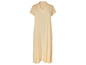 Een beige, lang zomerjurkje met korte mouwen.