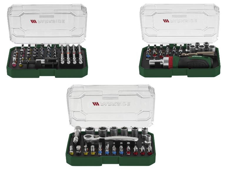 Drie sets schroevendraaierbits, doppen en ratels in transparante koffers.