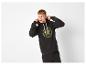 Man in zwarte Jeep hoodie en joggingbroek