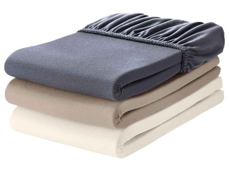 Stapel jersey hoeslakens in verschillende kleuren