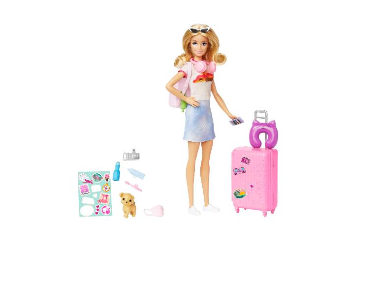Pop met reiskoffer, rugzak, hond en accessoires op een witte achtergrond.