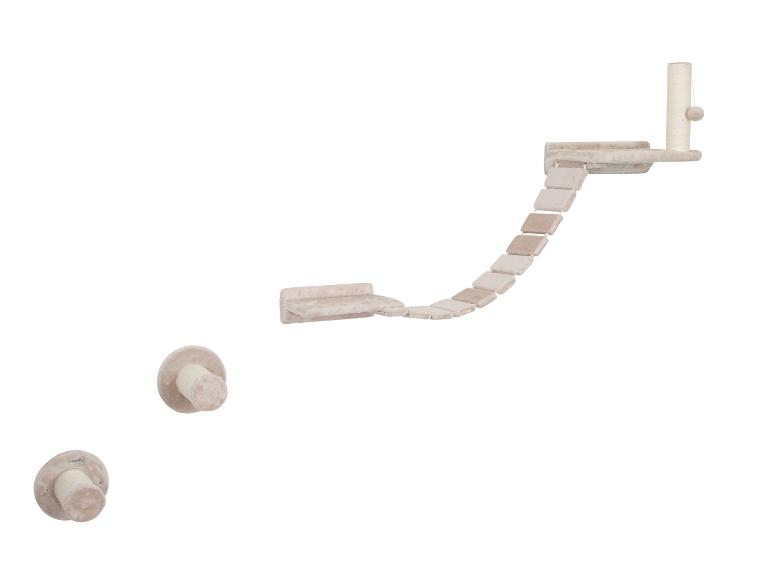 Wandgemonteerde kattenset met ladder, krabpaal en platforms, in beige tinten.
