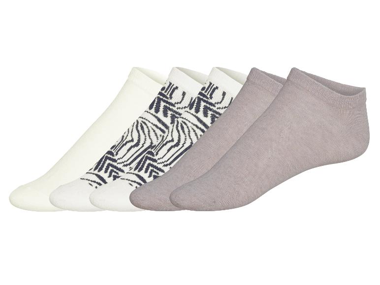 Set onzichtbare sokken: twee paar beige en twee paar witte met patroon.