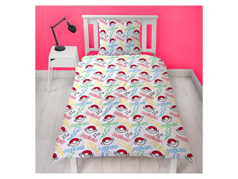 Wit dekbedovertrek en kussensloop set met kleurrijke bliksemschichten en Poké Ball ontwerpen.