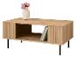 Houten salontafel met een vaas roze bloemen en boeken.