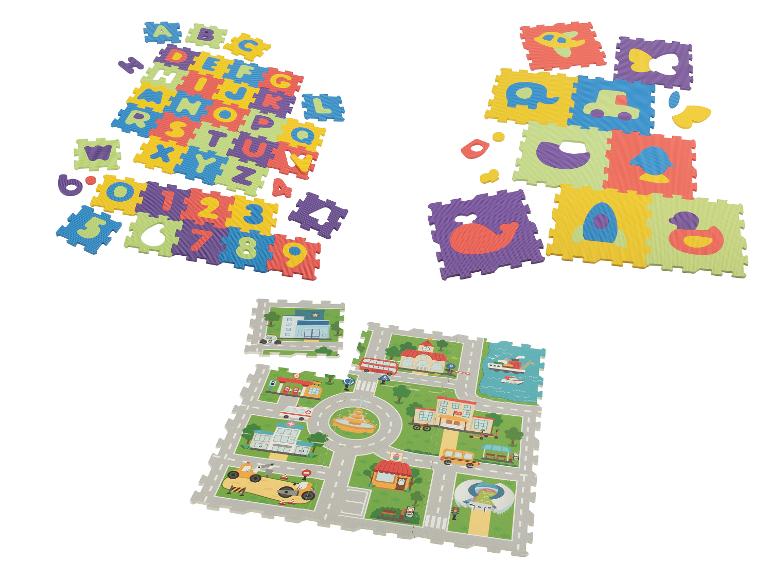 Schuimmatten met letters, cijfers en stads- en voertuigontwerpen.