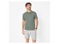 Man in groene polo en grijze korte broek