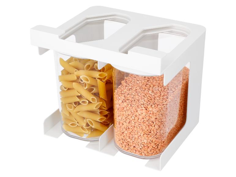Twee doorzichtige opbergbakken met penne pasta en rode linzen in een witte houder.