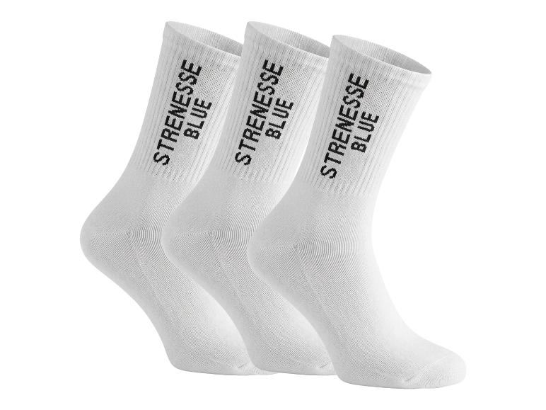 Drie witte sokken met de tekst 'STRENESSE BLUE' op elke sok.