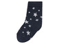 Een blauwe sok met witte sterren.