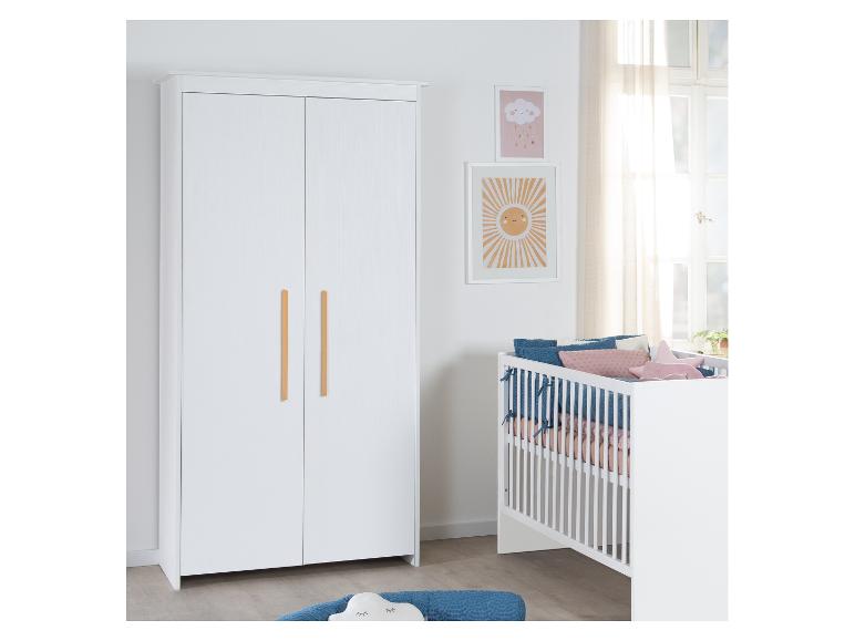 Witte babykamer met kledingkast, ledikant en wanddecoratie met zon en wolk.
