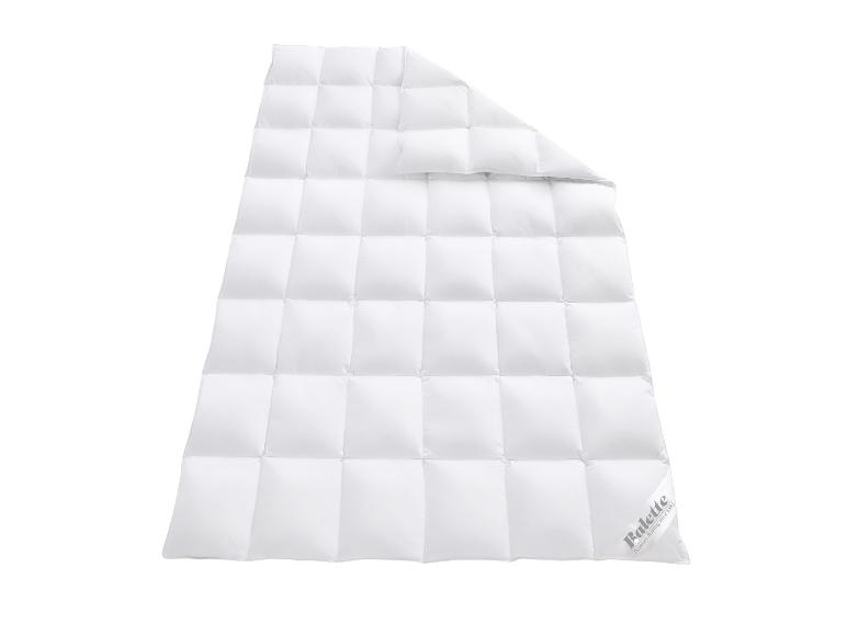 Wit doorgestikt dekbed met een Balette Premium Bedding label
