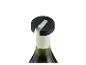 Zwarte wijndispenser op een fles witte wijn.