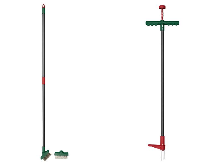 Twee tuingereedschappen: een onkruidtrekker en een voegenborstel met lange steel.