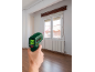 Hand houdt een infrarood thermometer gericht op een raam, met 23°C.
