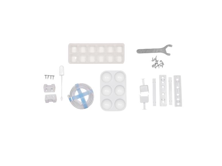 Een verzameling witte plastic onderdelen, een moersleutel, schroeven en een opgerolde kabel.