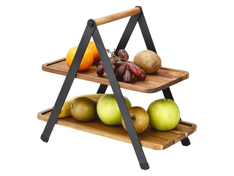 Tweelaags houten fruitstandaard met sinaasappels, druiven, kiwi's, bananen, peren en appels.