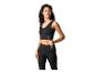 Vrouw in zwarte sporttop en legging met een halter.