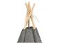 Houten tipi frame met grijze stof, samengebonden met een wit touw