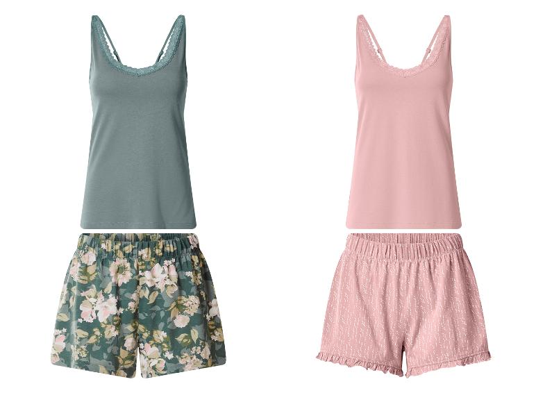 Twee damespyjamasets met camisole tops en shorts, één bloemig groen en één roze.