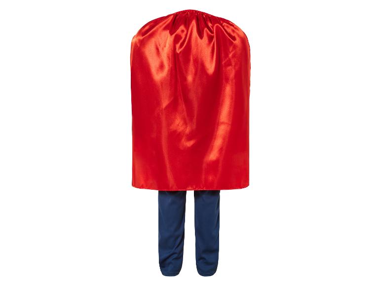 Rode satijnen superheldencape en blauwe broek op een witte achtergrond.