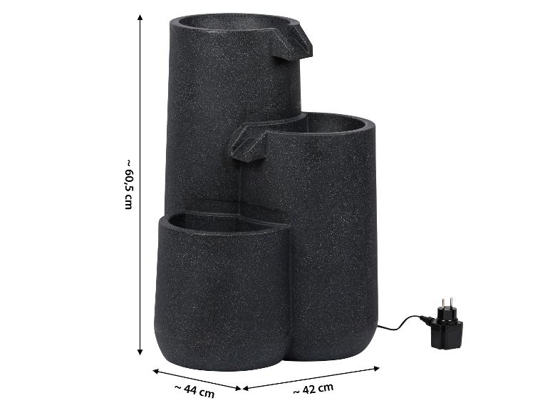 Grijze drietraps decoratieve waterfontein met stroomadapter, ongeveer 60,5 cm hoog.