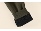 Detailopname van een olijfgroene mouwboord met een warme, zwarte fleecevoering.