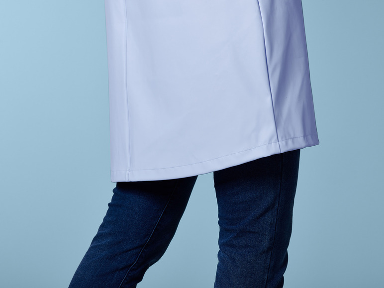 Blauwe regenjas en jeans.