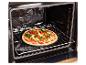 Groentepizza op een bakplaat in een open oven.