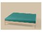 Houten bedframe met een turquoise matras op een beige achtergrond.