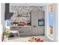 Moderne keuken met kleurrijk botanisch behang, grijze kasten en houten aanrechtblad.