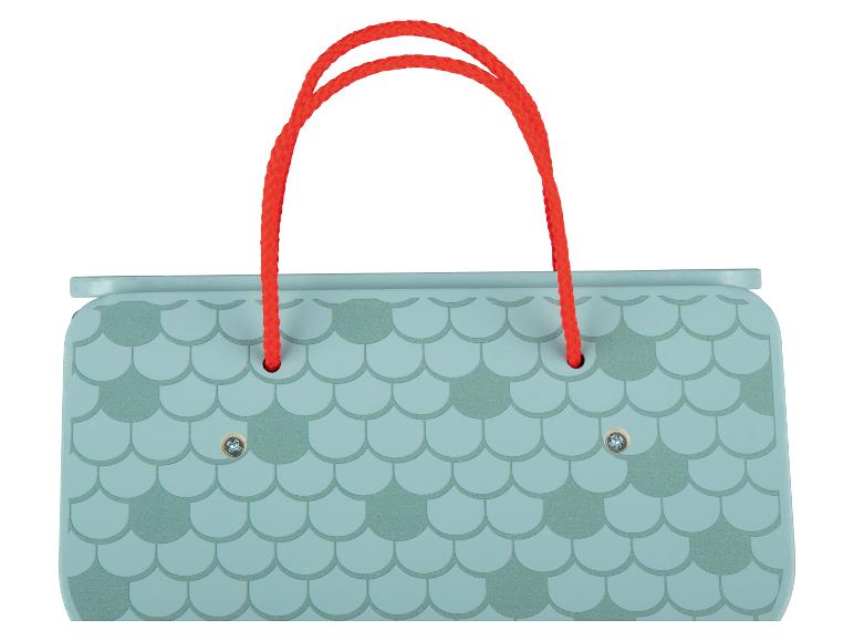 Turquoise tas met schubbenpatroon, rode hengsels.