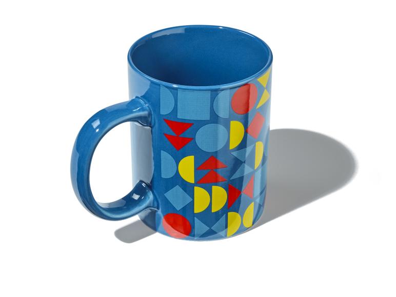 Blauwe mok met een kleurrijk geometrisch patroon van cirkels, driehoeken en vierkanten.