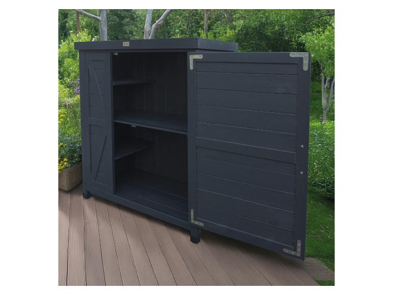 Donkere houten opbergkast met open deuren en planken, staand op een houten terras.