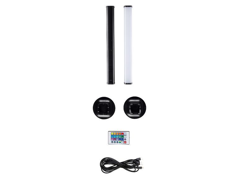 Set van twee LED-lichtstaven, afstandsbediening en USB-oplaadkabel.