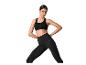 Vrouw in zwarte sportbeha en legging