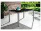 Tuintafel van aluminium met zwart glazen blad.