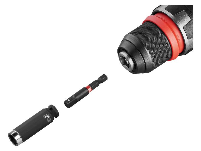 Een boorkop, een dopsleuteladapter en een diepe slagdop op een witte achtergrond.