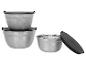 Roestvrijstalen mengkommen set met zwarte deksels, op een witte achtergrond