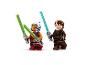 Twee LEGO Star Wars minifiguren, Ahsoka Tano en Anakin Skywalker, met lichtzwaarden.